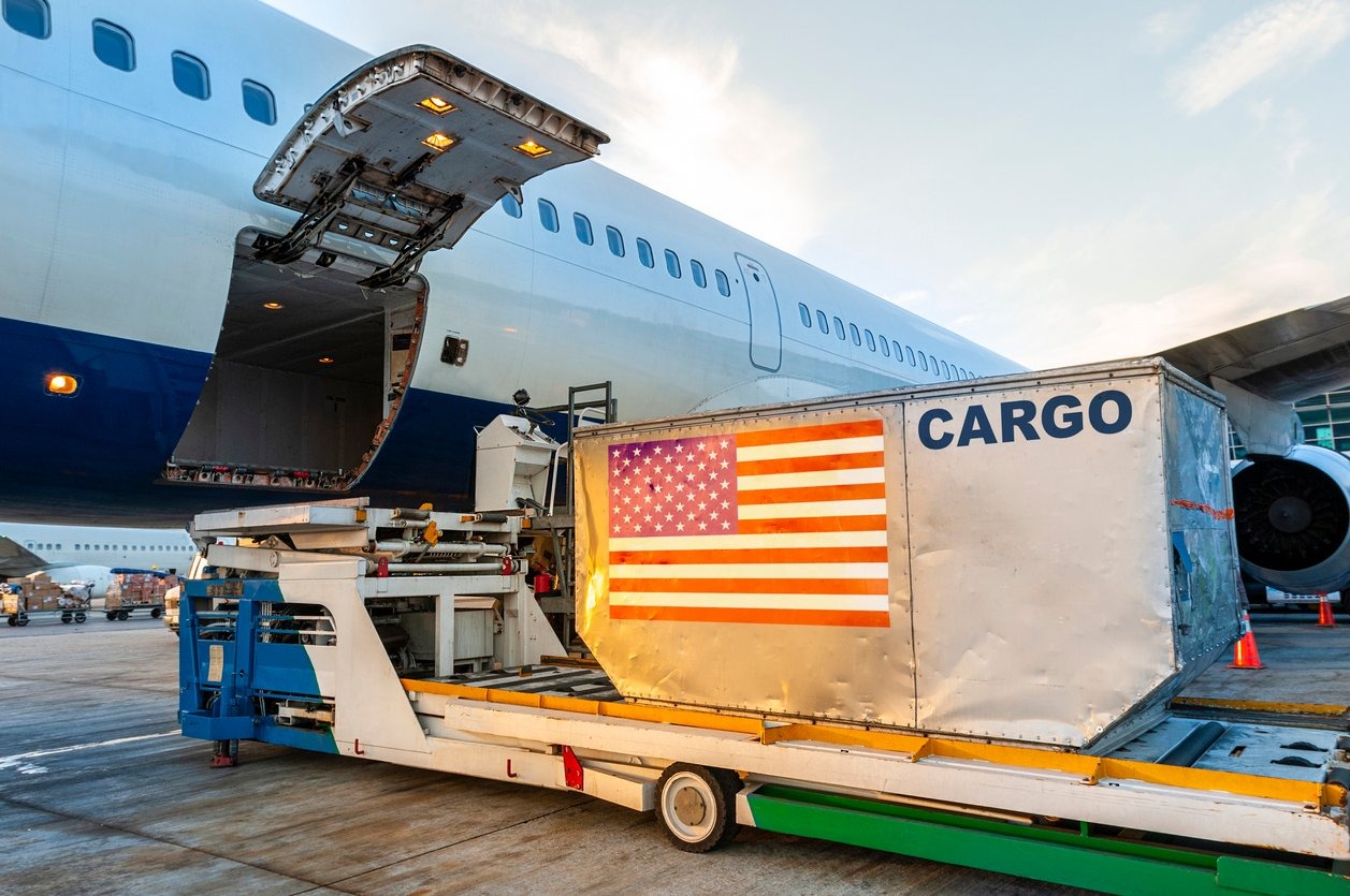 Loading-container-in-cargo-airpl